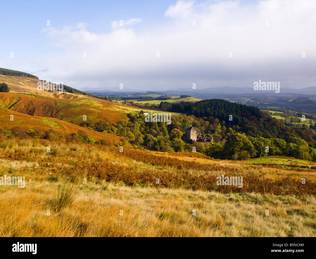 Le Ochil Hills in autunno sopra Castle Campbell Scozia Scotland Foto Stock