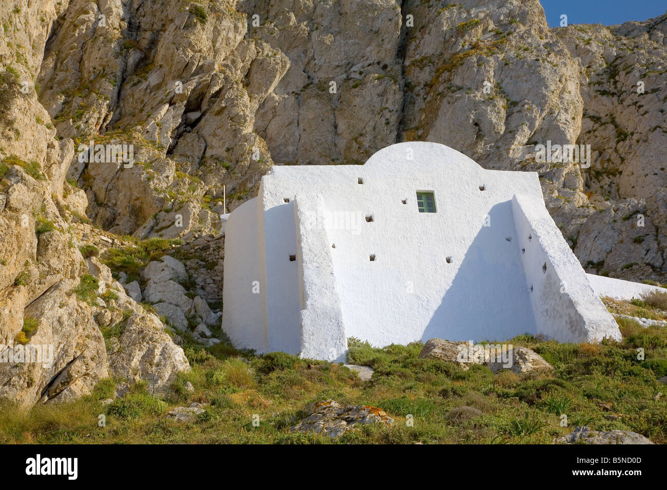 Chiesa bianca in una montagna di Santorini Island, Grecia Foto Stock