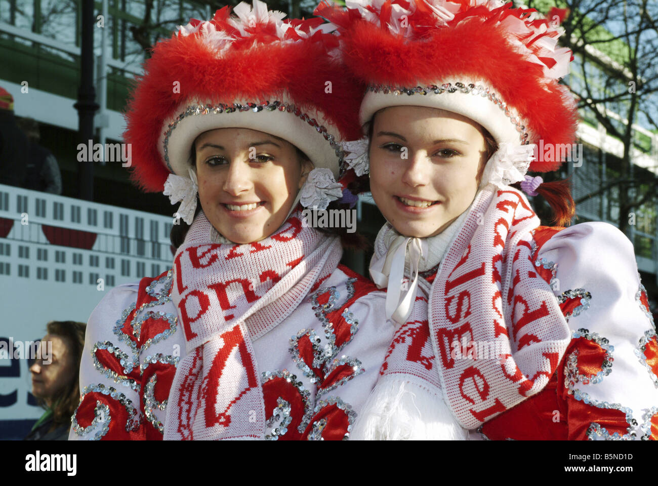 Tradizionalmente le ragazze vestito in un carnevale a Berlino, Germania Foto Stock