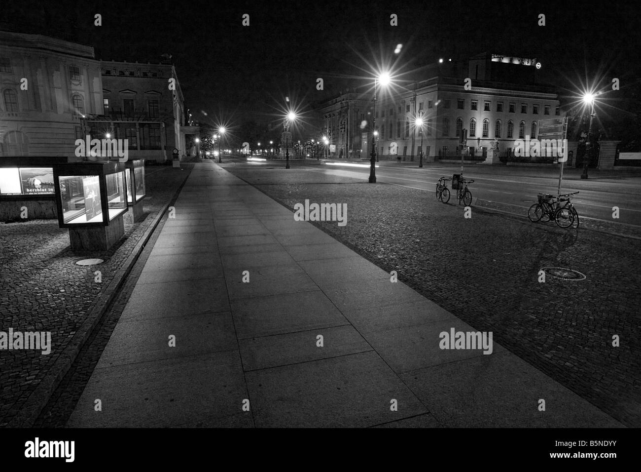 Unter den Linden di notte, Berlino Germania Foto Stock