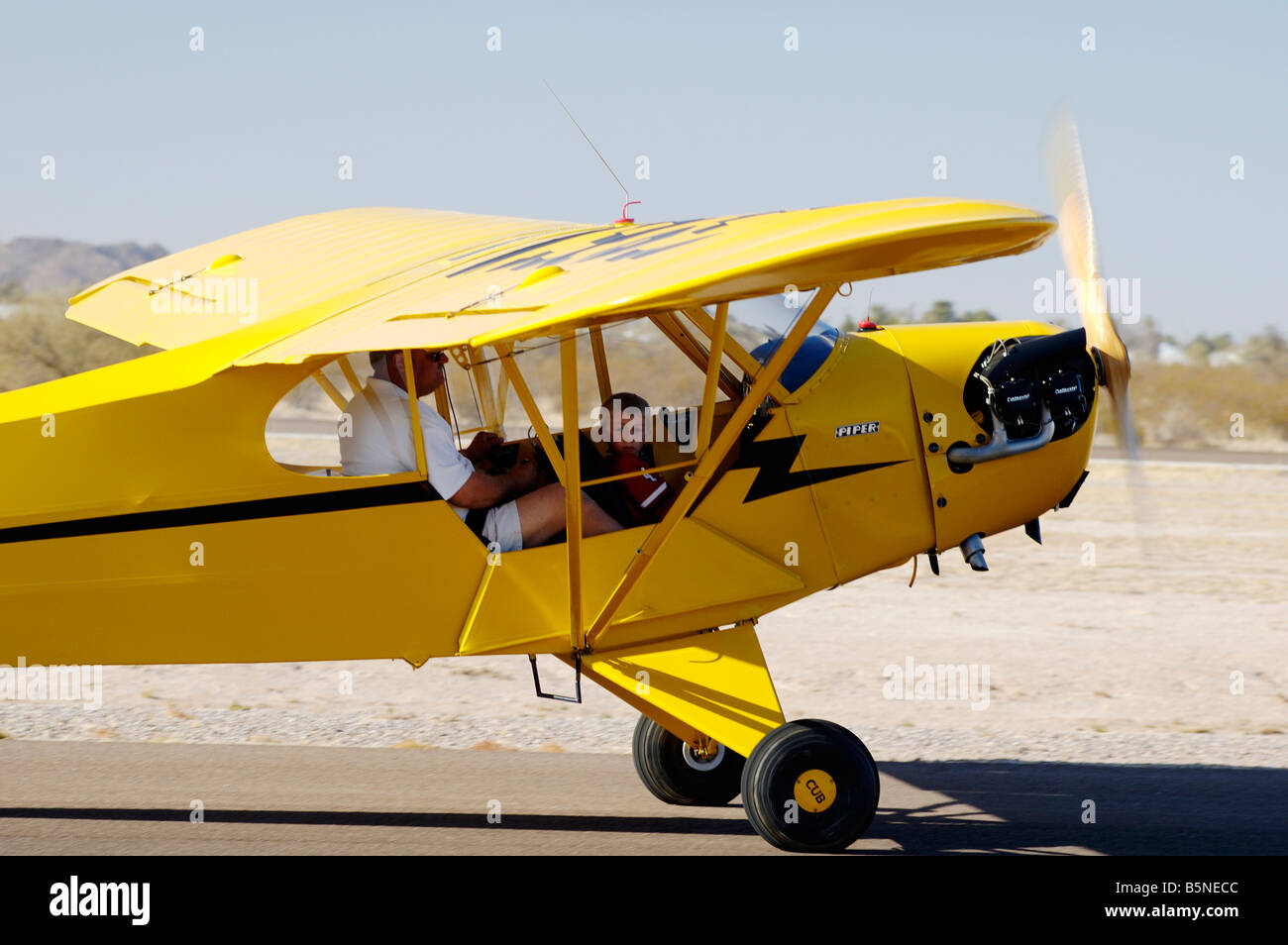 Piper J3 Cub con un giovane passeggero Foto Stock