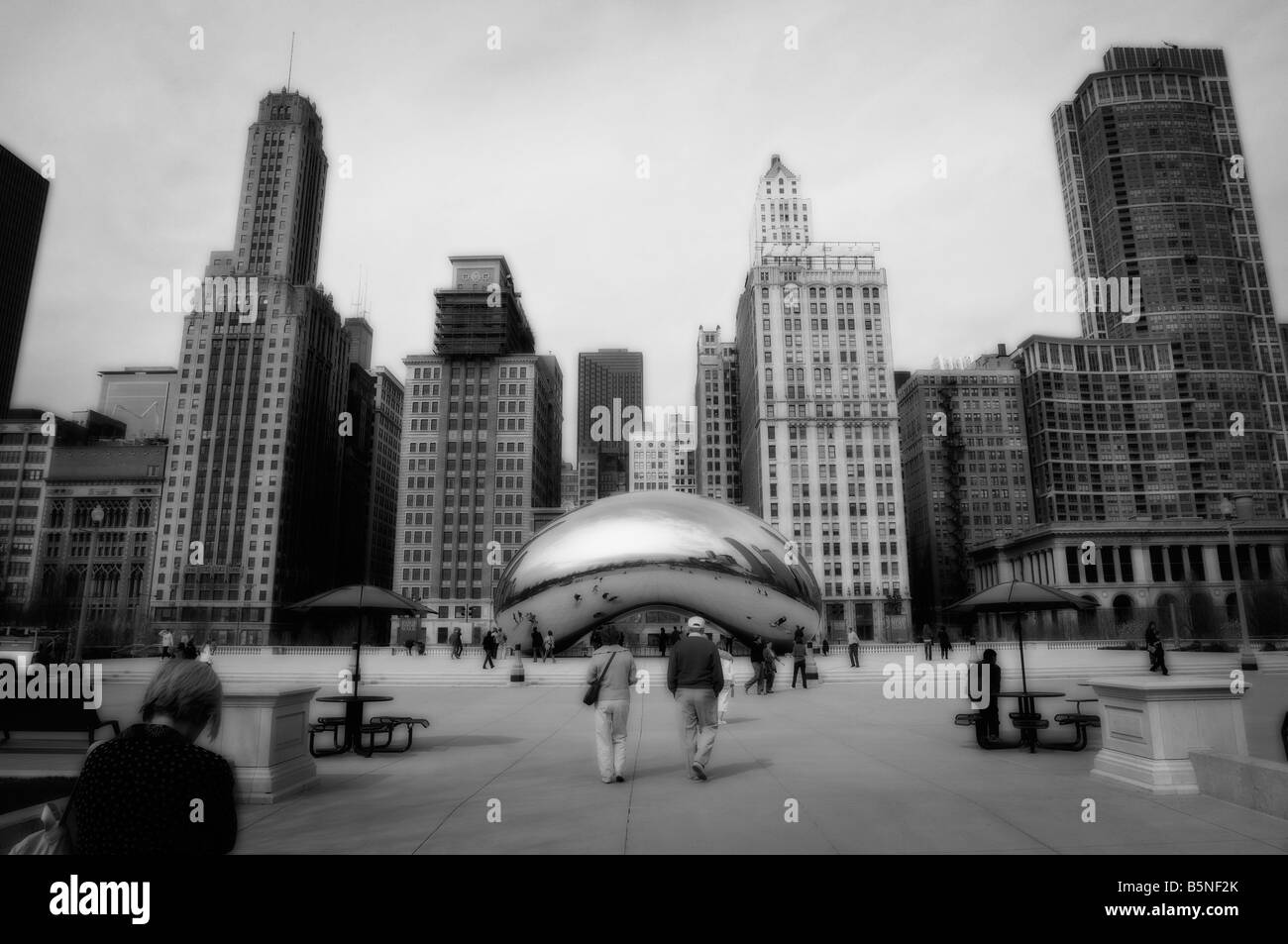 Il Cloud Gate (aka "fagiolo") con il loop sullo sfondo. Il Millennium Park. Chicago. Illinois. Stati Uniti d'America Foto Stock
