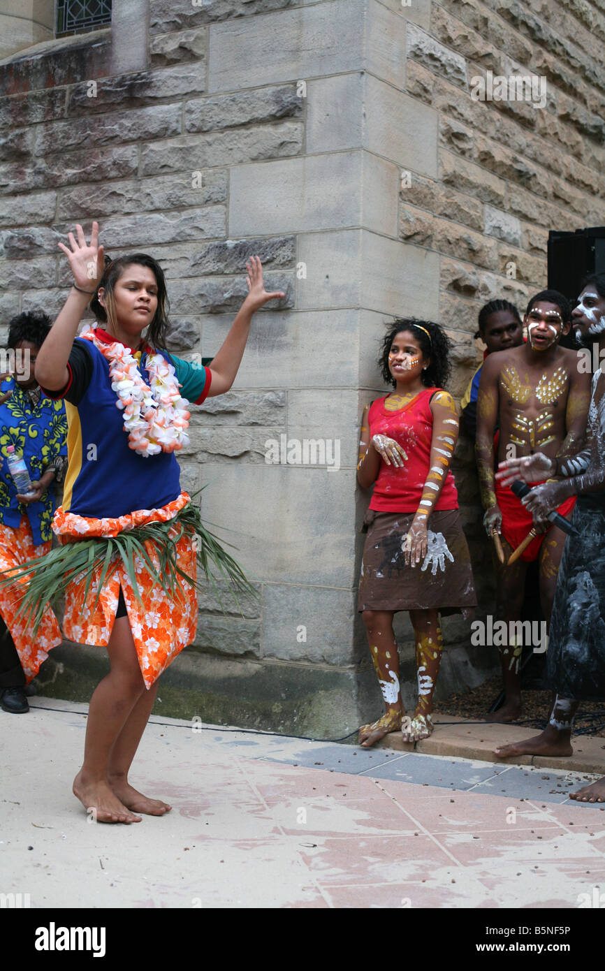 Bambini indigeni e il personale del collegio Djarragun situato vicino a Cairns assistere ad una cerimonia di danza. Foto Stock