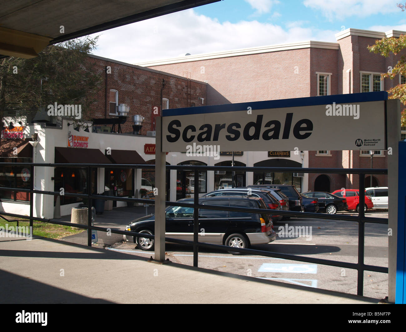 Scarsdale stazione ferroviaria piattaforma in New York Foto Stock