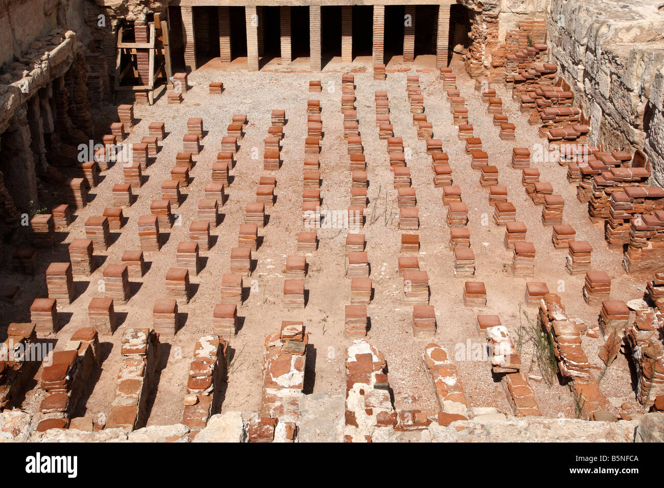 Pilastri da un romano bagno pubblico kourion Cipro mediterraneo Foto Stock