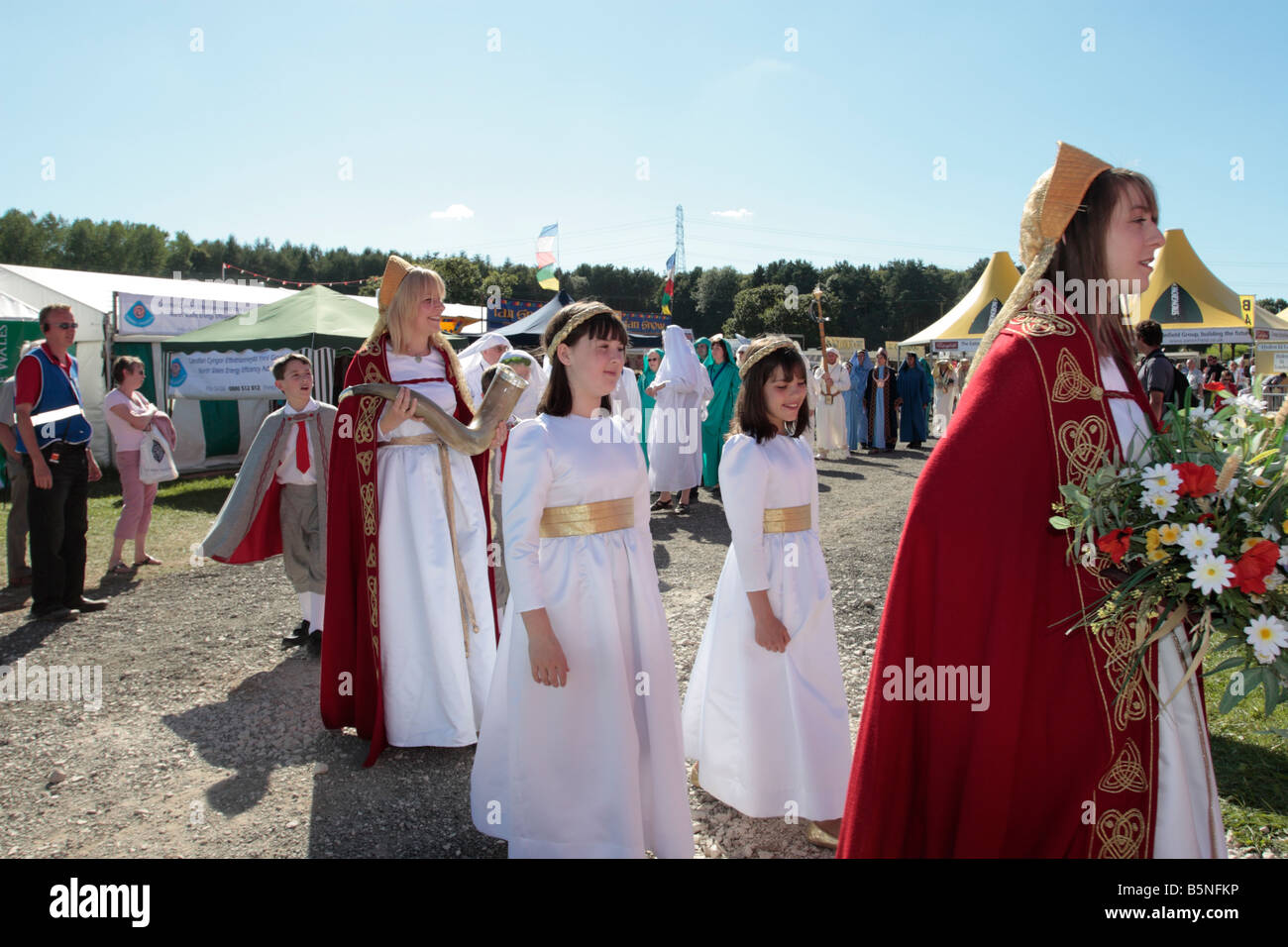 Gorsedd dei cantori arriva presso il padiglione di aggiudicare la medaglia di prosa presso la Welsh Eisteddfod nazionale Foto Stock