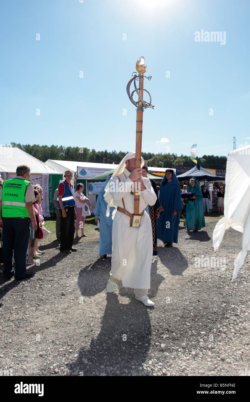Gorsedd dei cantori arriva presso il padiglione di aggiudicare la medaglia di prosa presso la Welsh Eisteddfod nazionale Foto Stock