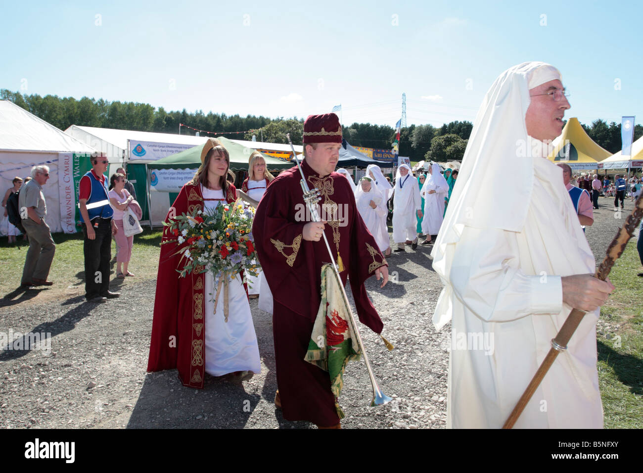 Gorsedd dei cantori arriva presso il padiglione di aggiudicare la medaglia di prosa presso la Welsh Eisteddfod nazionale Foto Stock
