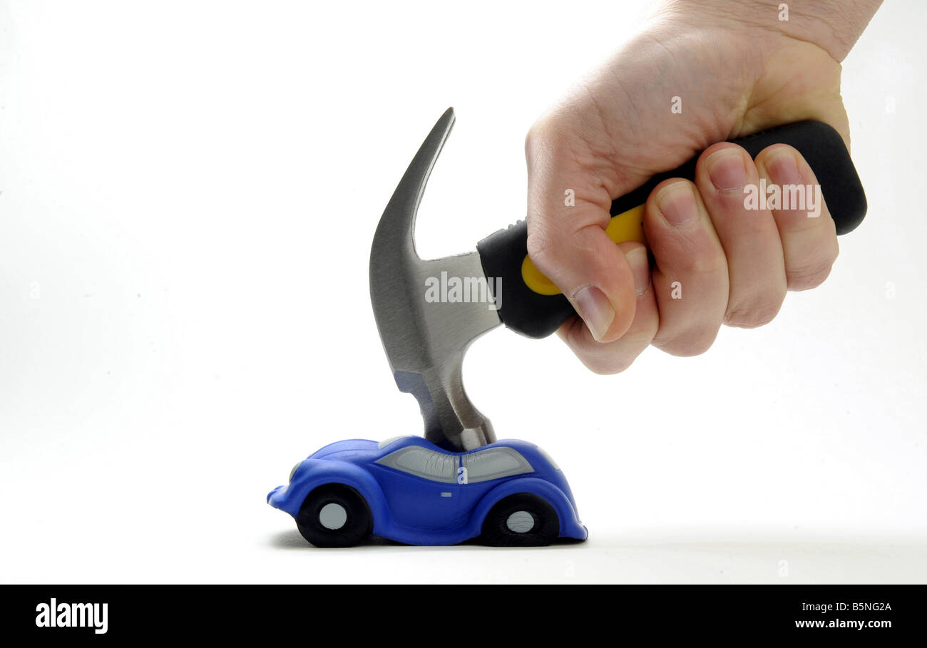 Un modello di auto ha colpito e SCHIACCIATO DA UN MARTELLO TENUTO IN UNA MANO MANS. Foto Stock