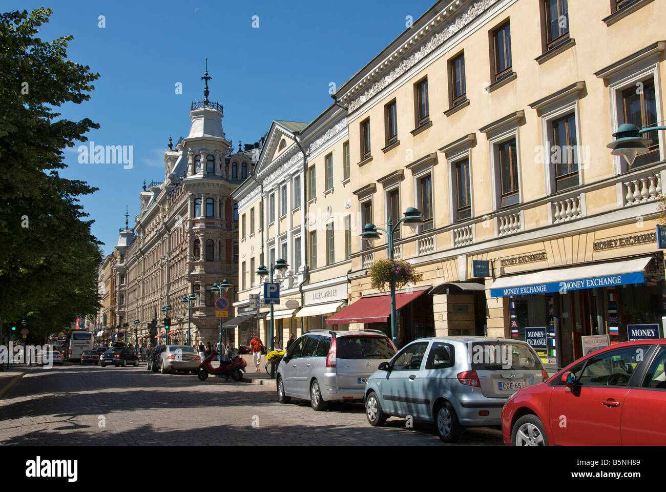 Le principali aree dello shopping street Pohjois Esplandi centro di Helsinki Finlandia Foto Stock