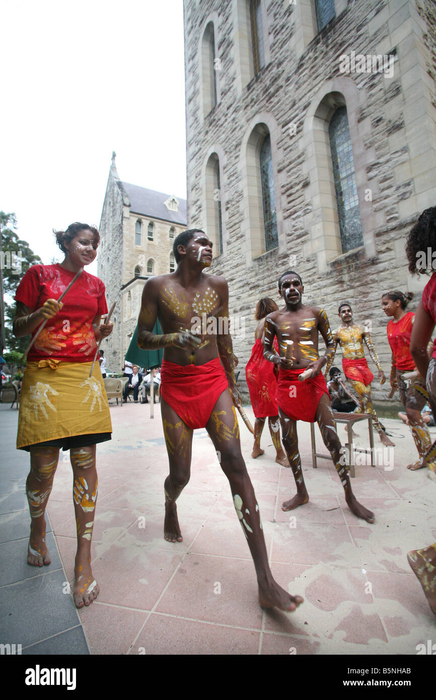 Indigeni gli studenti australiani mostrano le loro mosse di danza spettacolo culturale a Manly International Hotel School Foto Stock