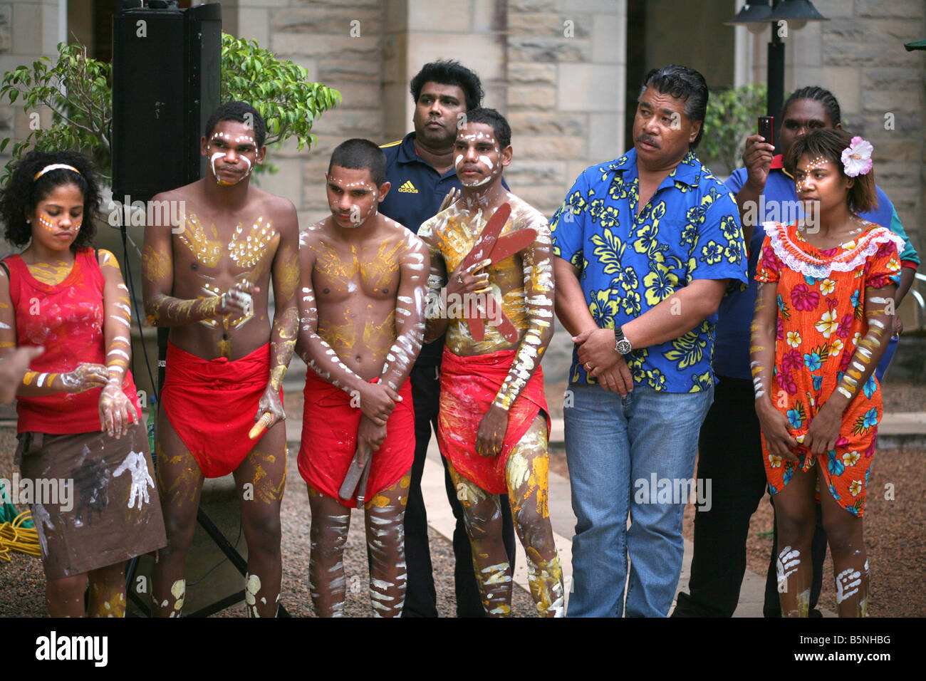 Bambini indigeni e il personale del collegio Djarragun situato vicino a Cairns assistere ad una cerimonia di danza. Foto Stock