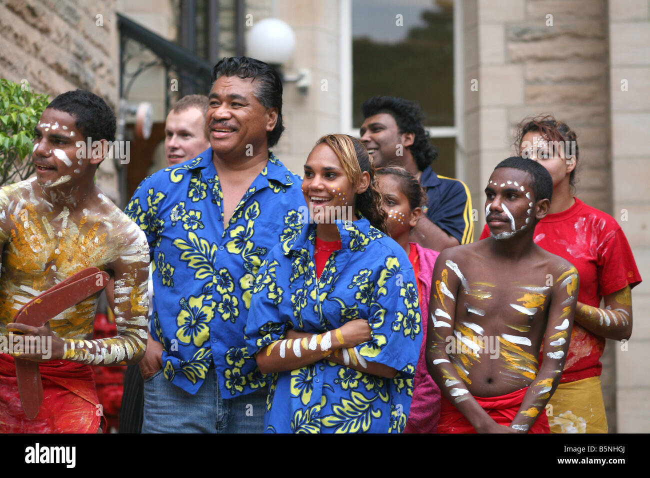 Indigeni gli studenti australiani ridere insieme dopo dando una prestazione culturale a Manly International Hotel School Foto Stock