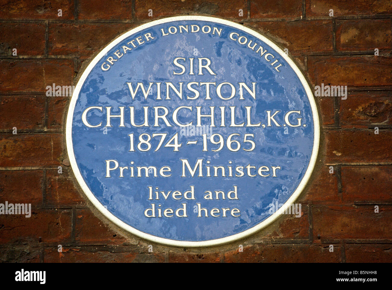 Targa blu segna il palazzo dove Sir Winston Churchill visse e morì in Hyde Park Gate, Londra, Inghilterra Foto Stock
