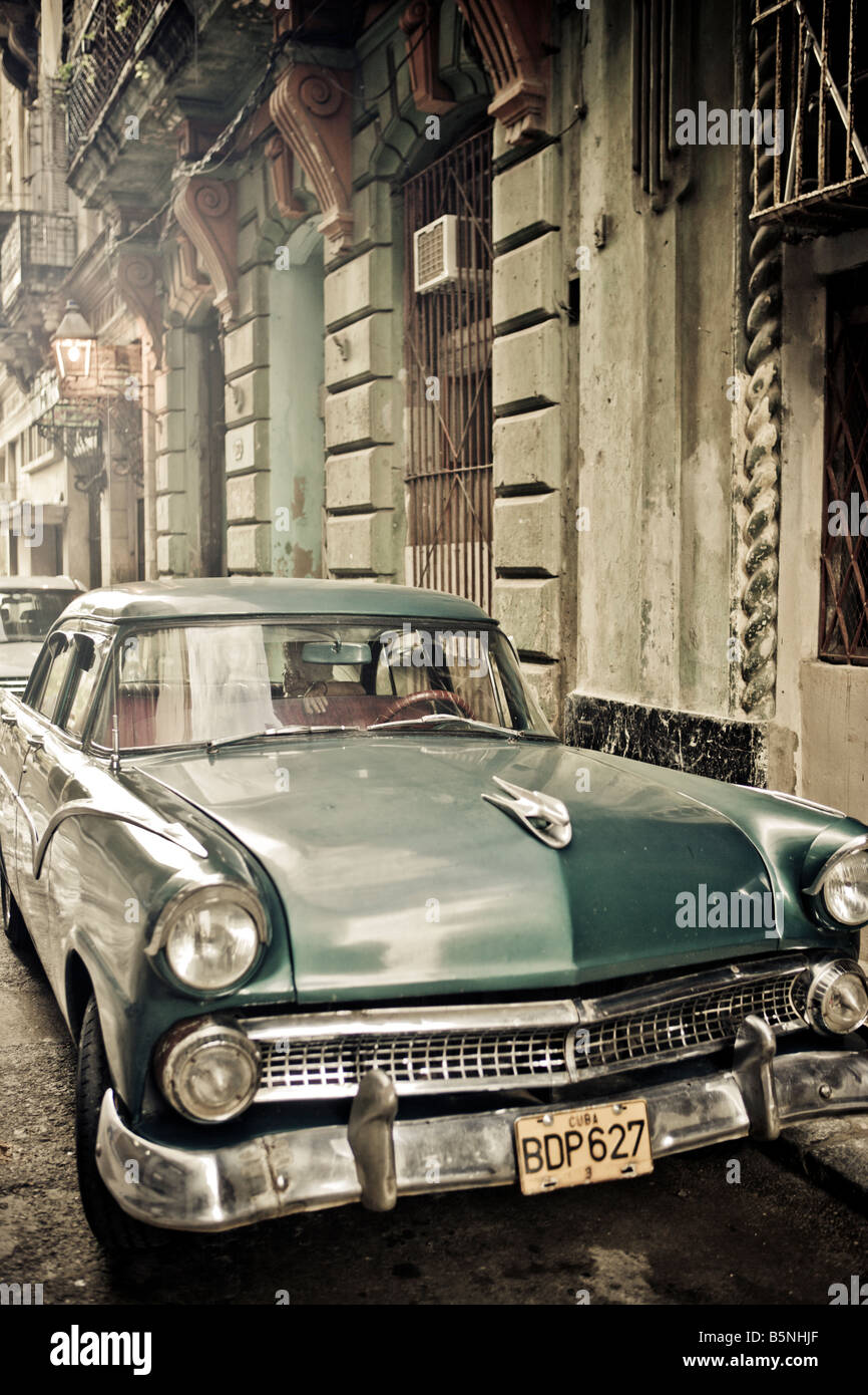 Vecchia auto americane o Yank serbatoi in Old Havana Cuba Foto Stock