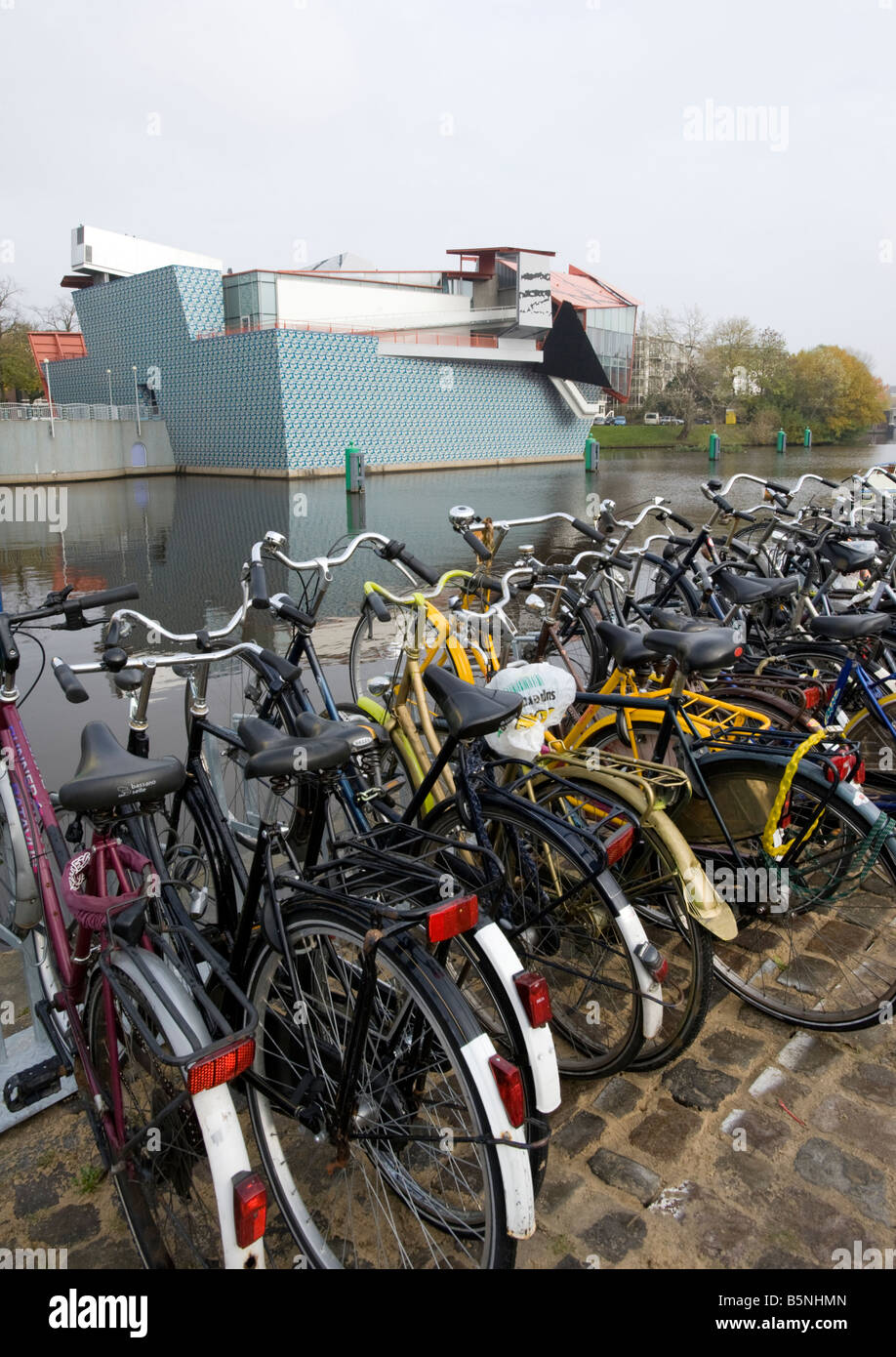 Le biciclette parcheggiate accanto al canale moderno opposto Groninger Museum di Groningen Paesi Bassi 2008 Foto Stock