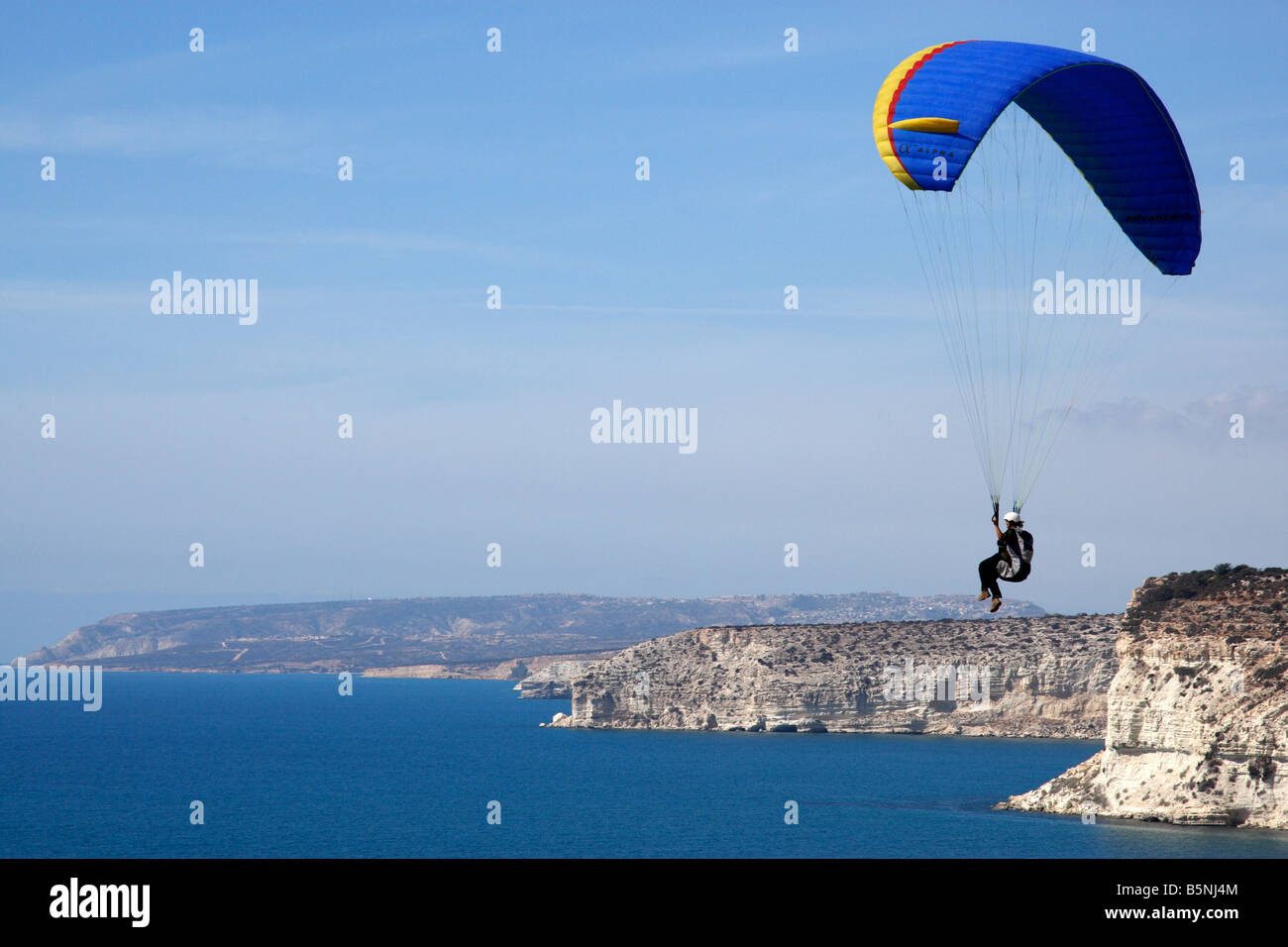 Parapendio singolo con lo spettacolare scenario della costa di cipro kourion Cipro mediterraneo Foto Stock