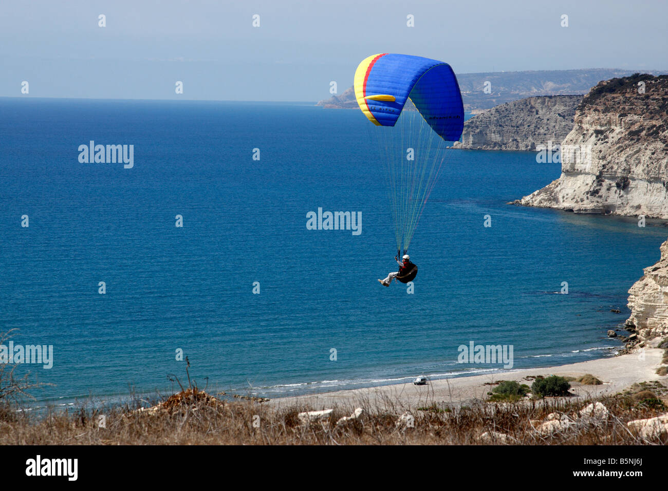 Parapendio singolo con lo spettacolare scenario della costa di cipro kourion Cipro mediterraneo Foto Stock