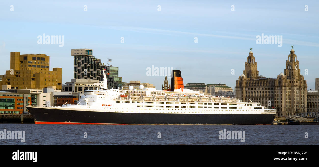 QE2 sulla sua ultima visita a Liverpool Foto Stock