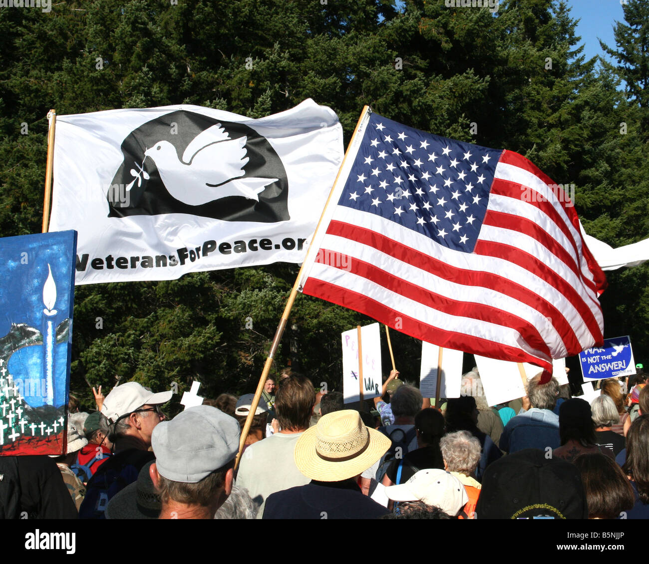 Marcia per la pace con la bandiera degli Stati Uniti, bandiera americana, alle porte di una base militare degli Stati Uniti, per protestare contro le guerre in Iraq e in Afghanistan. Foto Stock