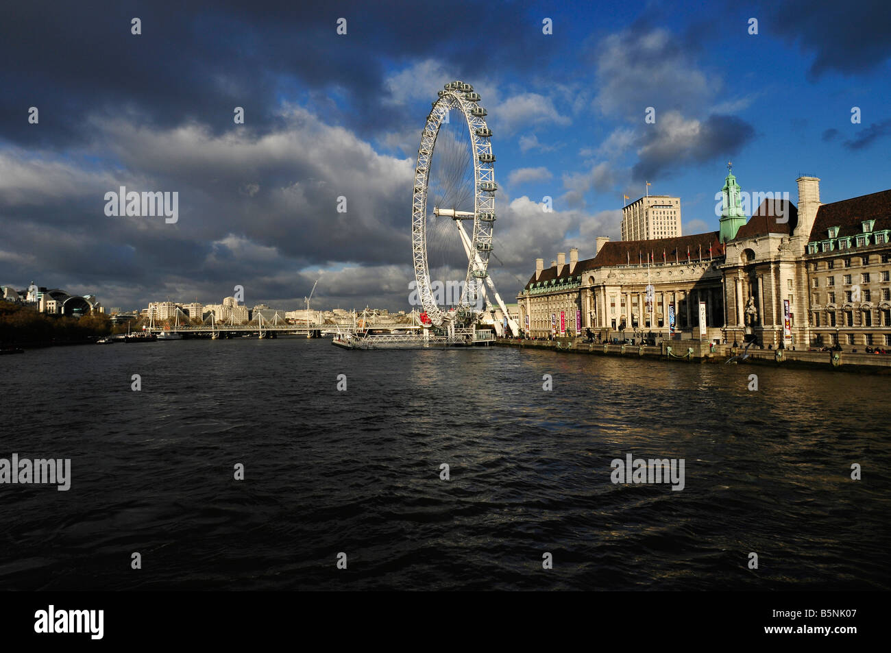 Il London Eye e il London Aquarium, il fiume Tamigi da Westminster Bridge Road. Foto di Patrick patricksteel in acciaio Foto Stock