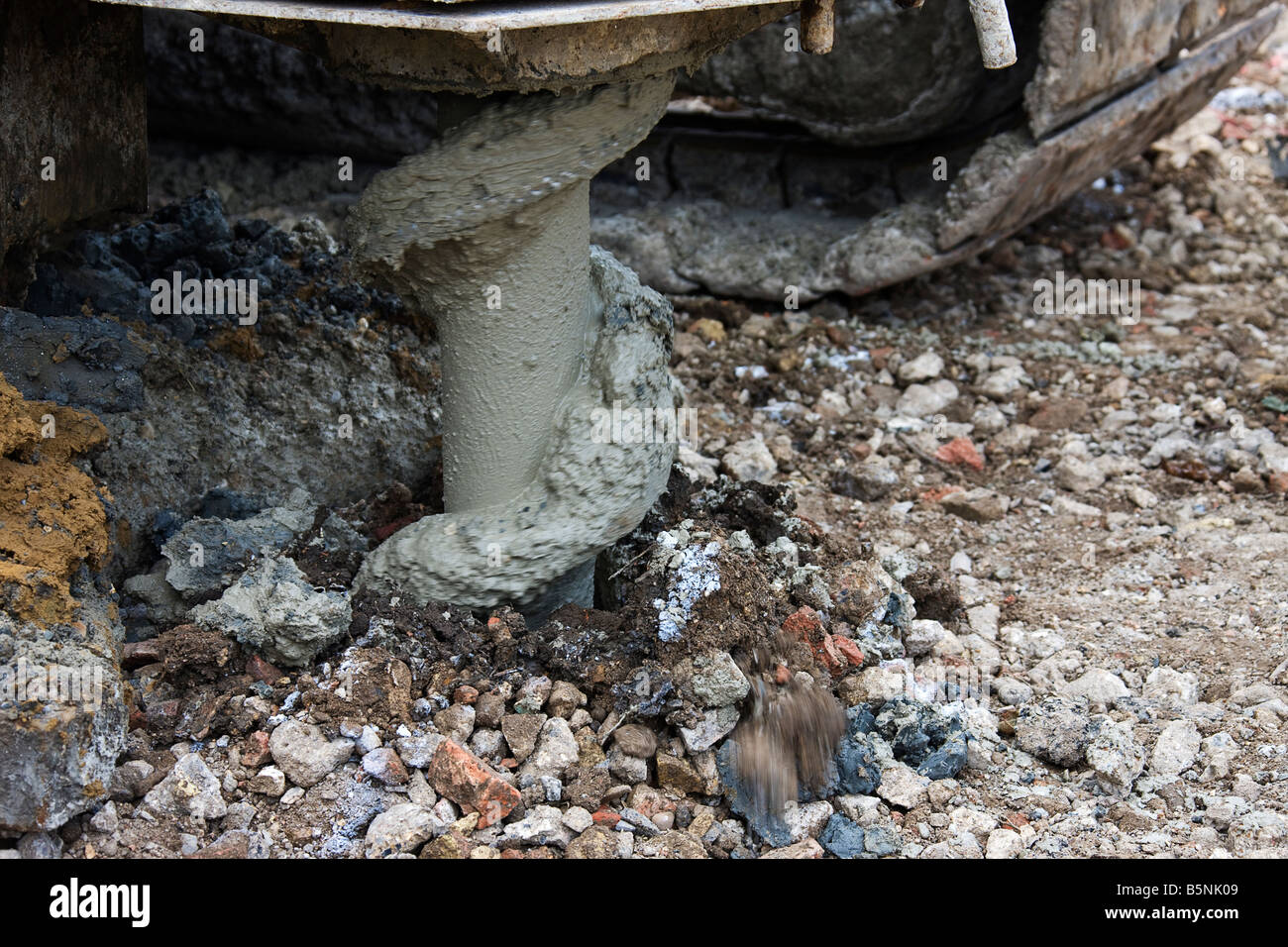 La preparazione del sito per una pila mediante perforazione nel terreno argilloso con una coclea Foto Stock