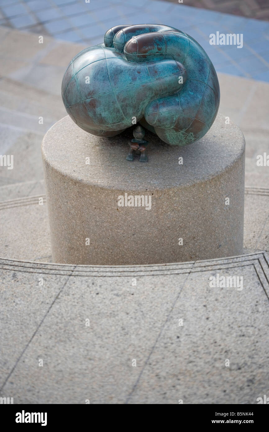 Tom Otterness " Due Mondi" scultura a Scheveningen sculpture park, Paesi Bassi (Olanda) Foto Stock