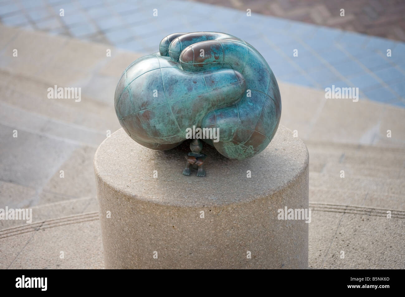 Tom Otterness " Due Mondi" scultura a Scheveningen sculpture park, Paesi Bassi (Olanda) Foto Stock
