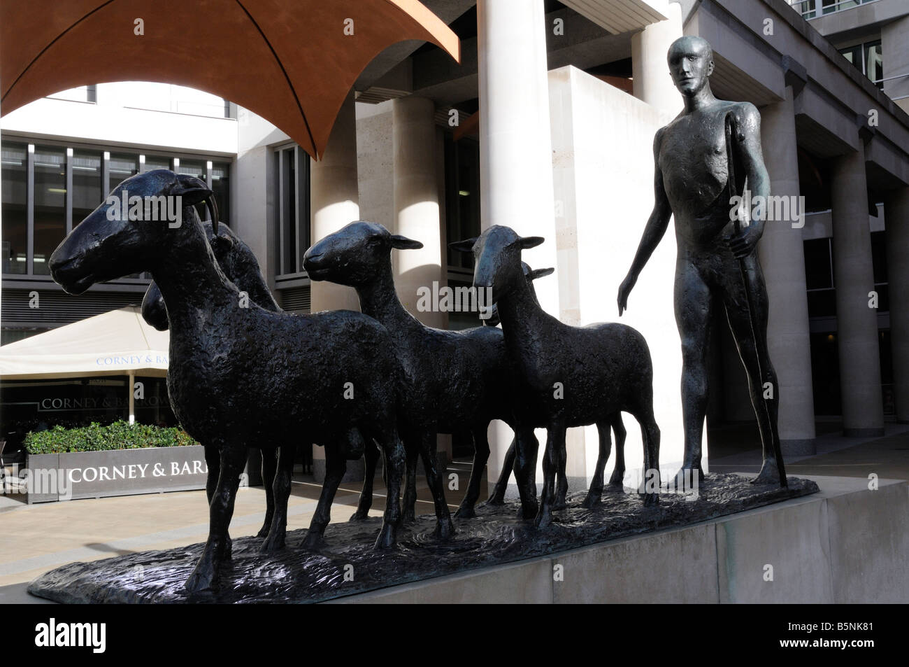 Il pastore e le pecore, statua in bronzo Dame Elisabeth Frink a Paternoster square, London, Regno Unito Foto Stock