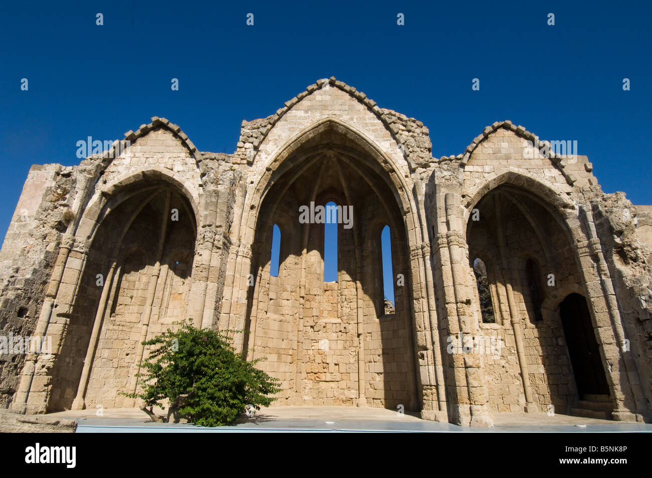 I resti storici della chiesa greca di Nostra Signora dei burgh nella vecchia città dell'isola di Rodi Grecia Foto Stock