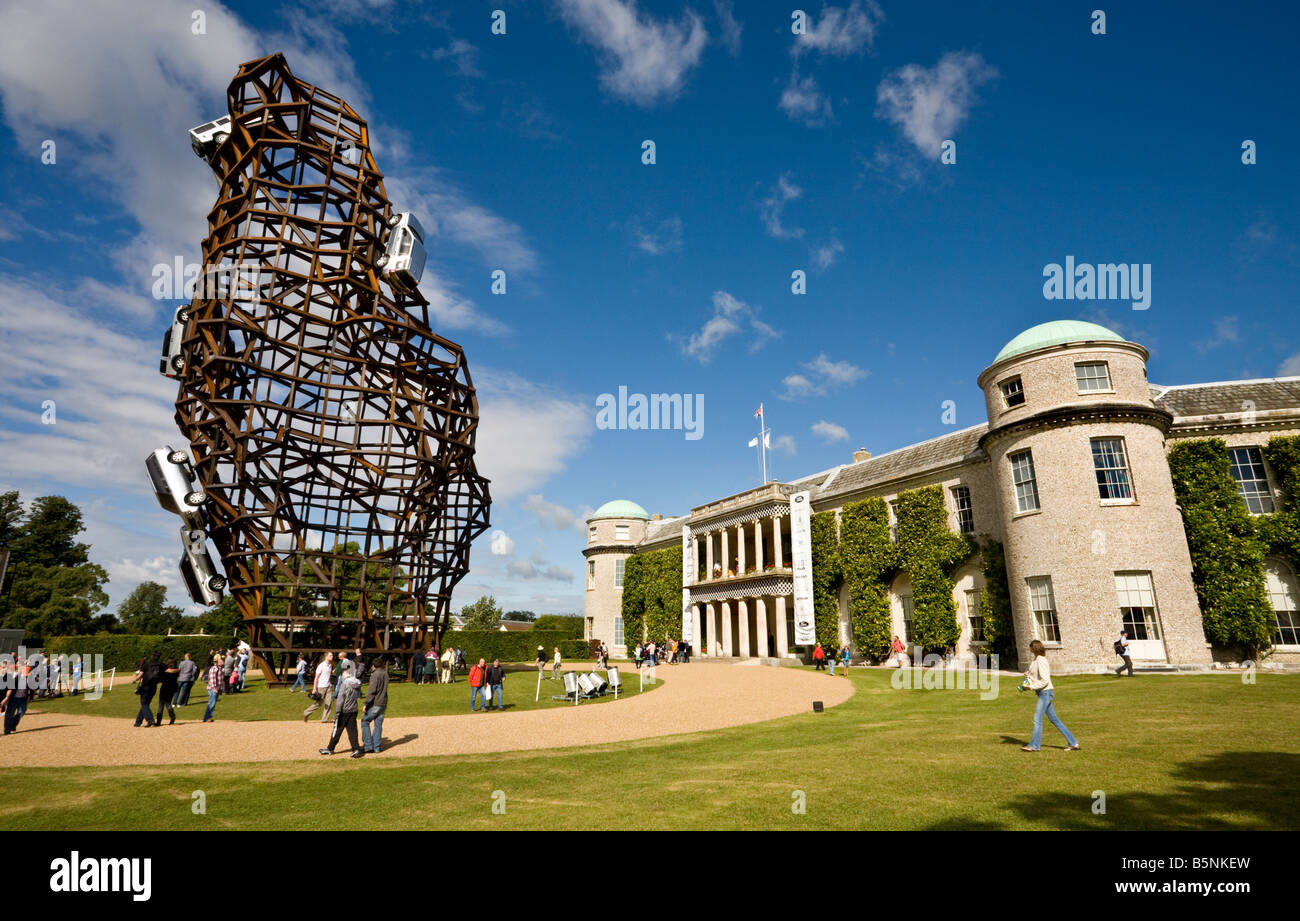 Gerry Giuda il sessantesimo anniversario di Land Rover scultura fuori casa di Goodwood al Festival di Goodwood di velocità, Sussex, Regno Unito. Foto Stock