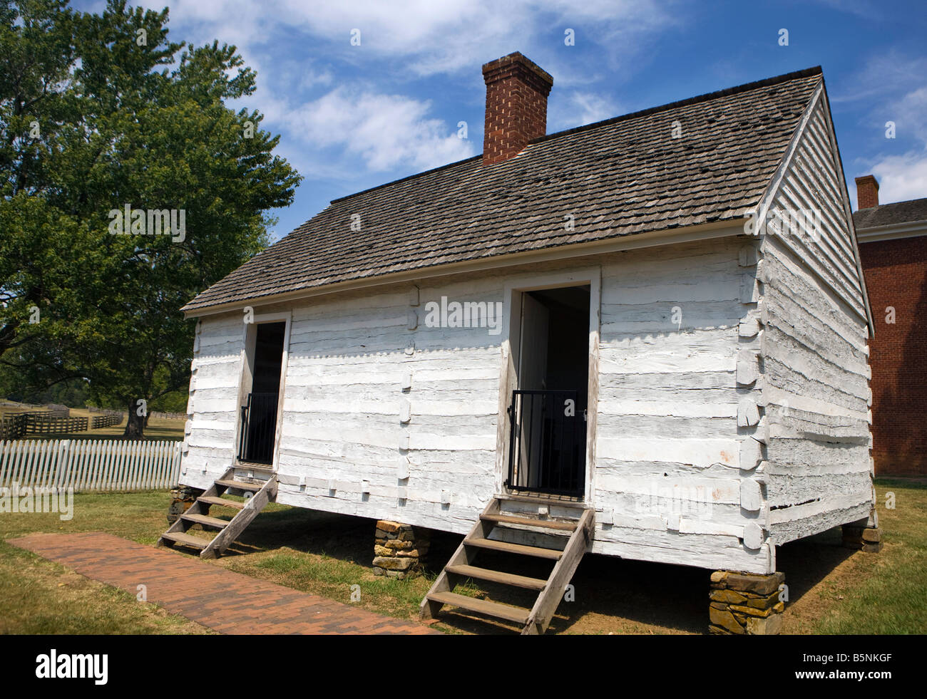 Quarti slave si trova adiacente alla casa di McLean, Appomattox Court House National Historical Park, Appomattox, Virginia. Foto Stock