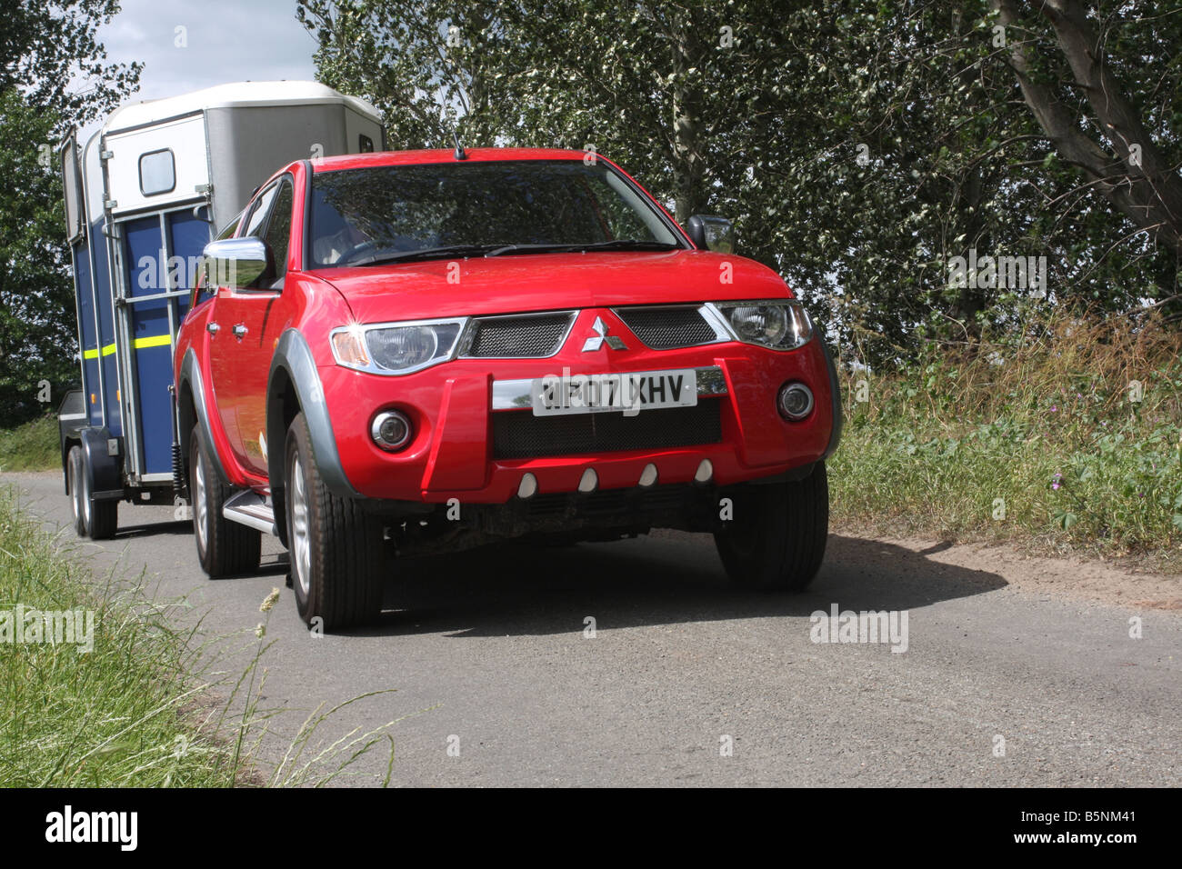 Mitsubishi L200 toro infuria il ritiro di traino rimorchio cavallo Foto Stock