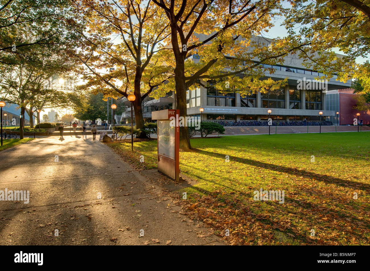 Un elevato range dinamico vista del MIT mappa del campus e la passerella di fronte al Stratton Student Center del Massachusetts Institu Foto Stock