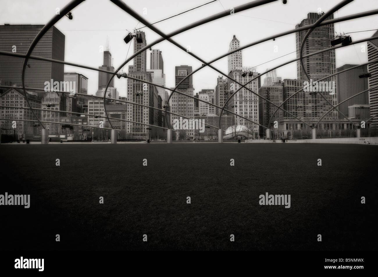 Il Loop come visto da Jay Pritzker Pavilion (da Frank Gehry, terminato nel luglio 2004). Il Millennium Park. Chicago. Illinois. Stati Uniti d'America Foto Stock