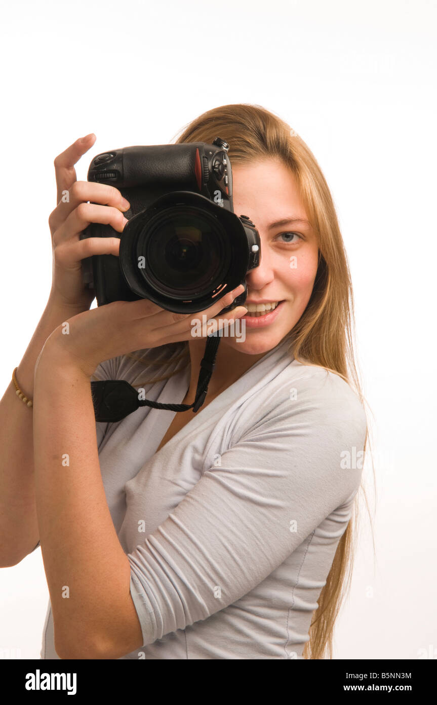Una giovane donna bionda fotografo utilizzando una costosa reflex digitali  Nikon fotocamera DSLR scattano fotografie in studio Foto stock - Alamy