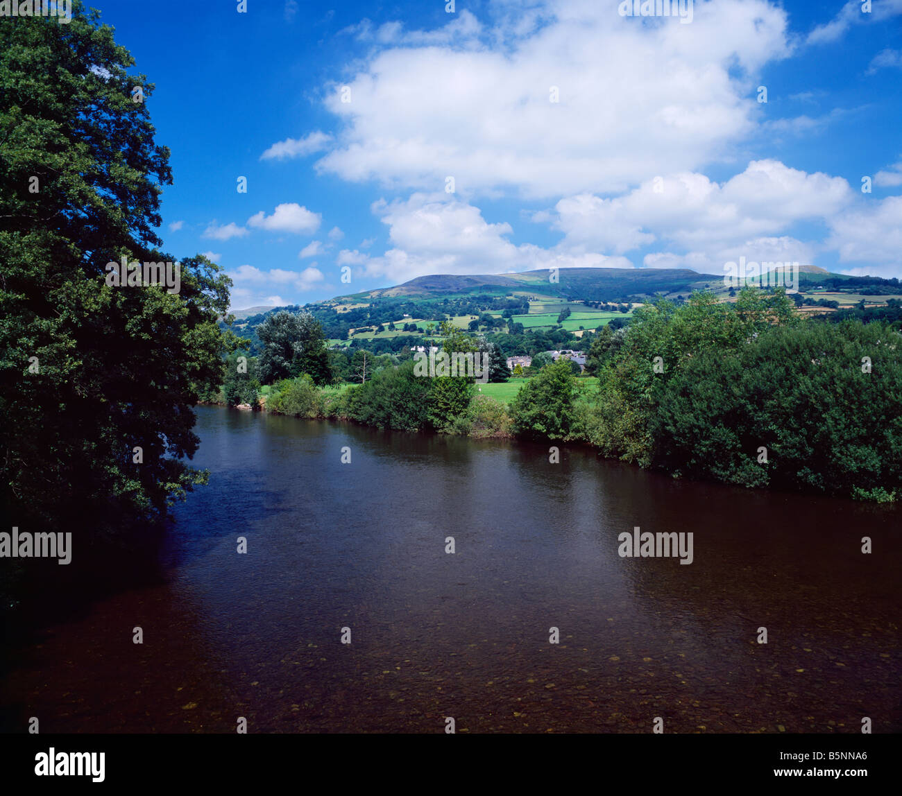 Il Fiume Usk e la Montagna Nera, Table Mountain e Penna Cerrig-calch a Crickhowell, Powys, Galles del Sud Foto Stock