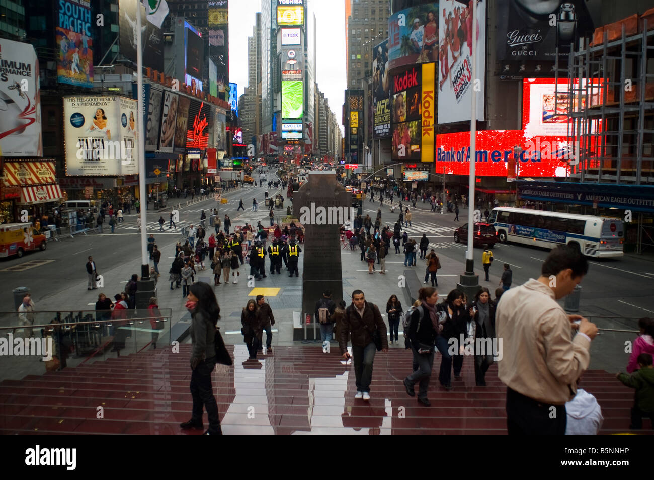 La nuova Piazza Duffy dietro il rinnovato TKTS ticket booth in Times Square Foto Stock