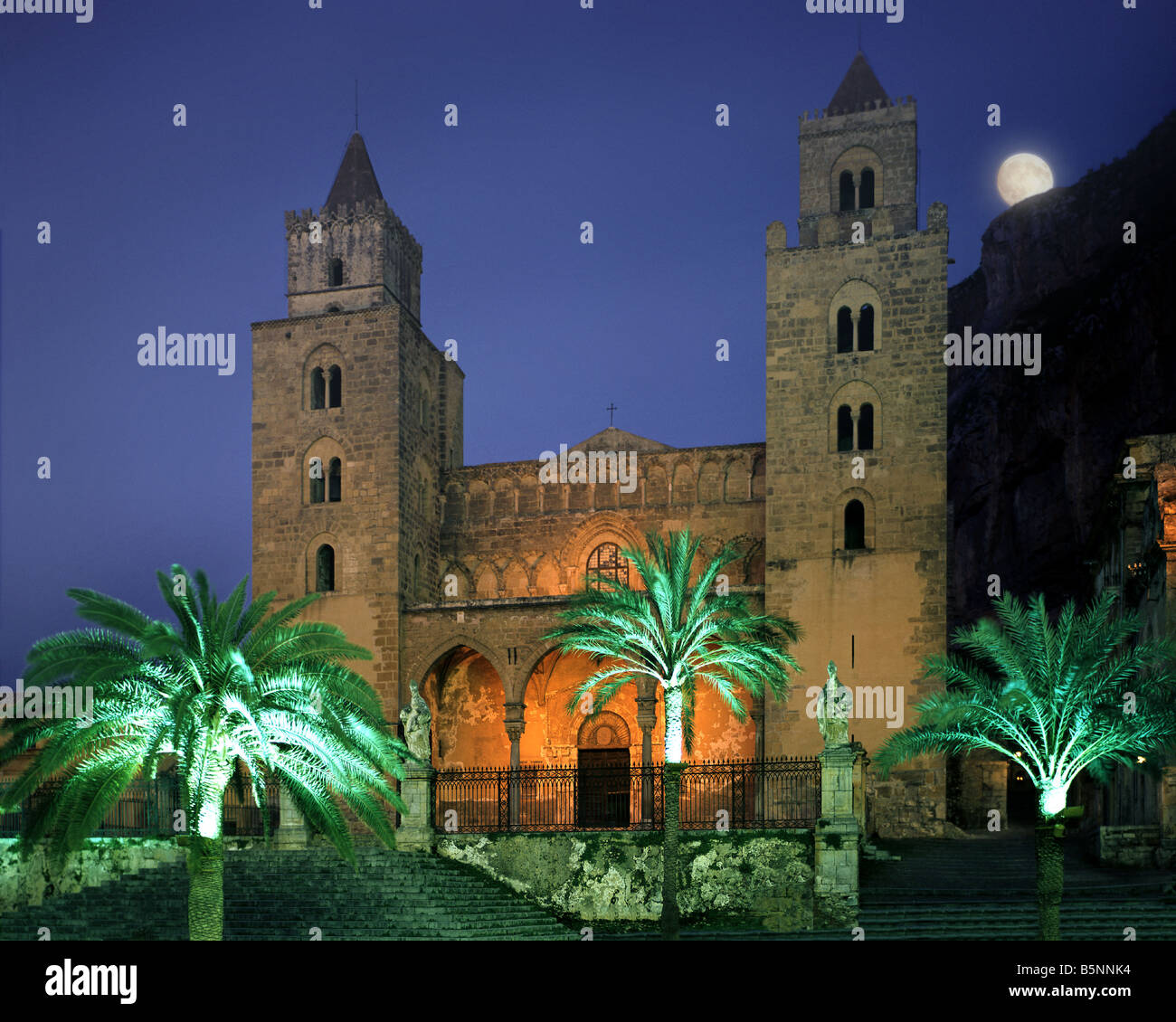 IT - SICILIA: Cattedrale normanna di Cefalu a notte Foto Stock