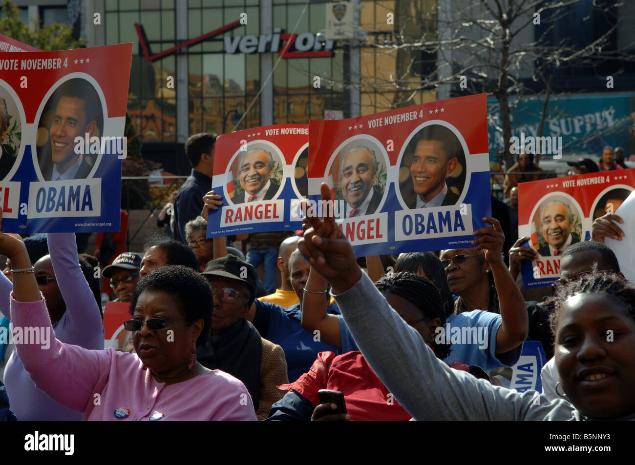 Centinaia di sostenitori rally nella parte anteriore del Harlem membro Edificio per uffici a New York per Barack Obama Foto Stock