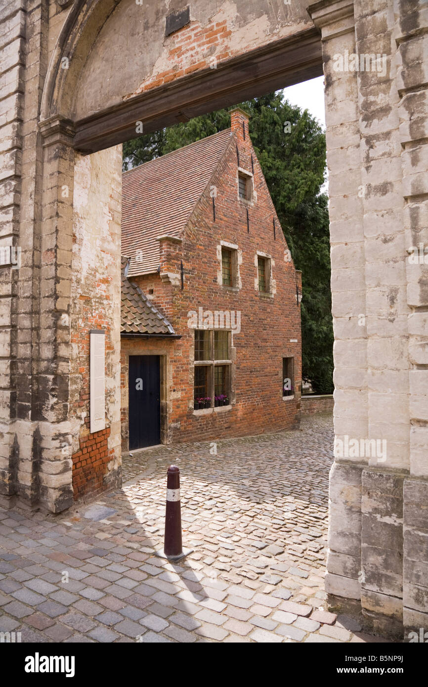 Ingresso in ciottoli e il gateway per il grande beghinaggio di Lovanio, Belgio. (43) Foto Stock