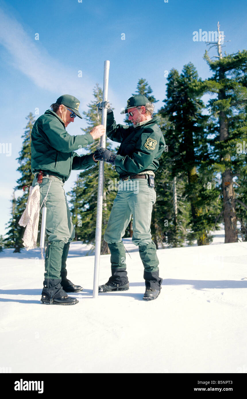 US Forest Service esegue snow sondaggio, Foto Stock