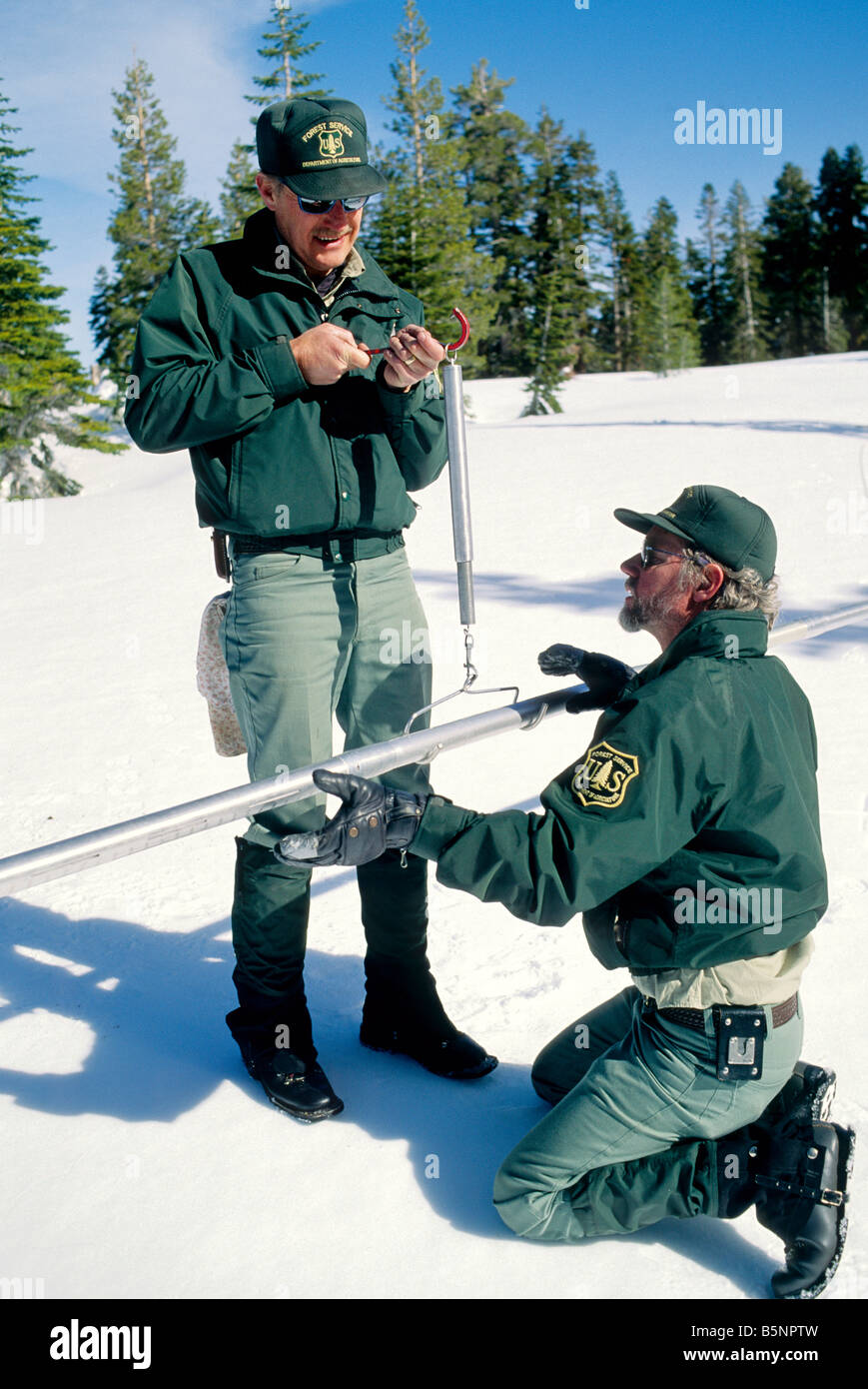 US Forest Service esegue snow sondaggio. Foto Stock