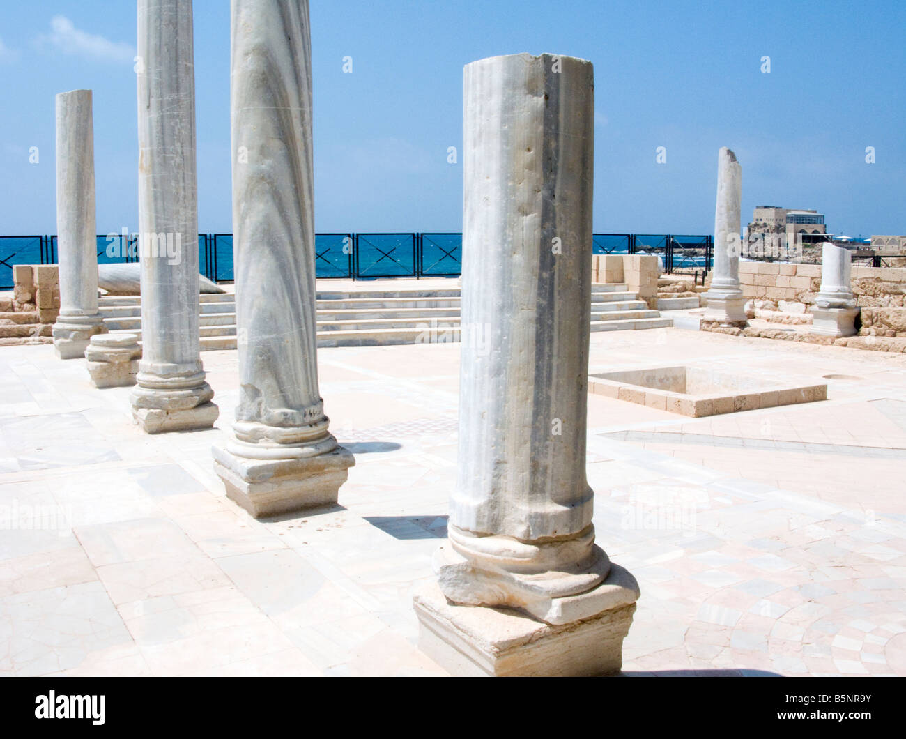 La linea di colonne a nord il bagno pubblico HOUSE ROVINE CESAREA MARITIMA PARCO NAZIONALE DI ISRAELE Foto Stock