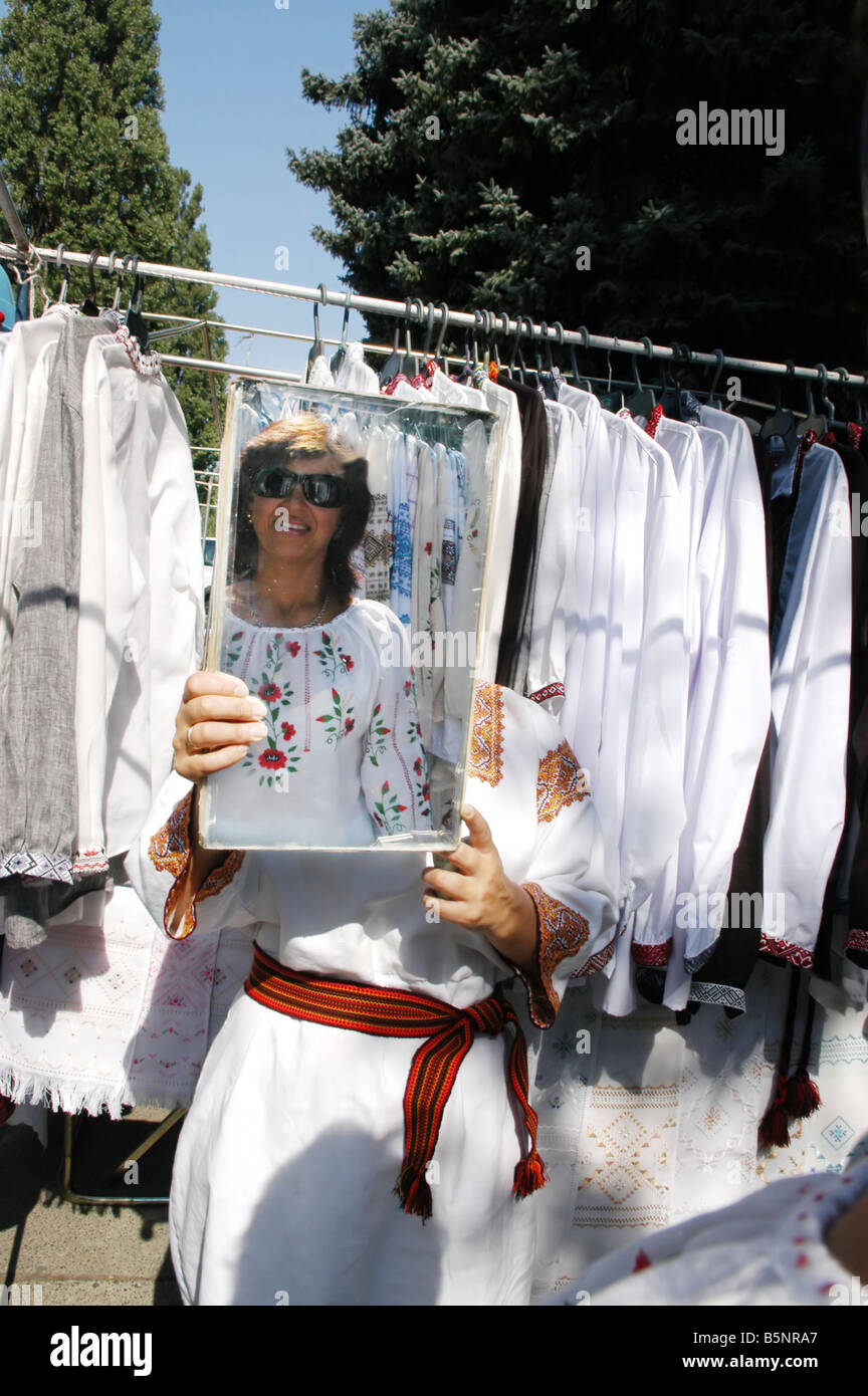 Una donna cerca su un ricamato nazionale ucraino shirt in fiera a Kiev il 22 agosto 2007 Foto Stock