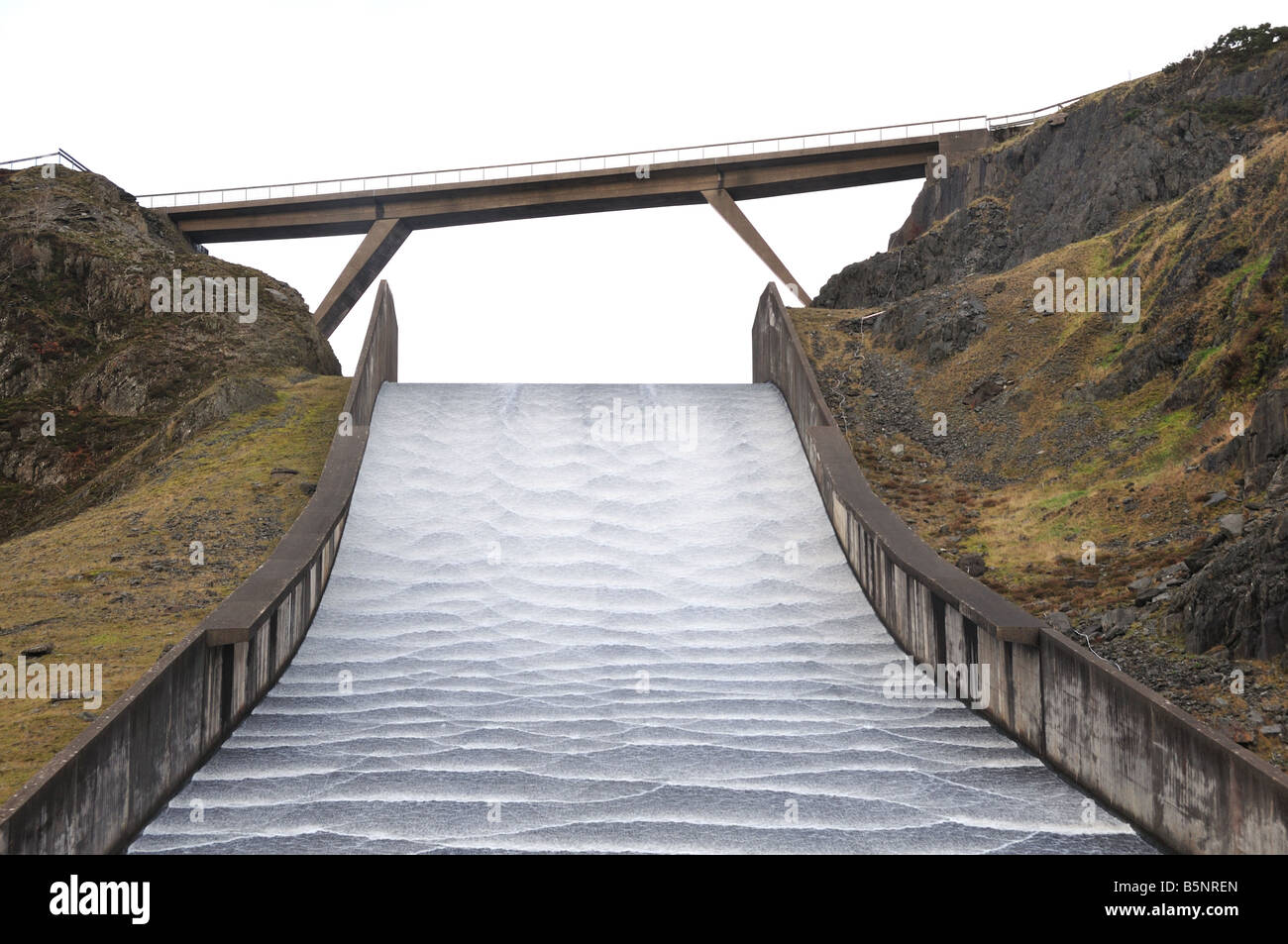 Calcestruzzo bribge oltre lo sfioratore a Llyn Brianne serbatoio Llandovery Wales Foto Stock