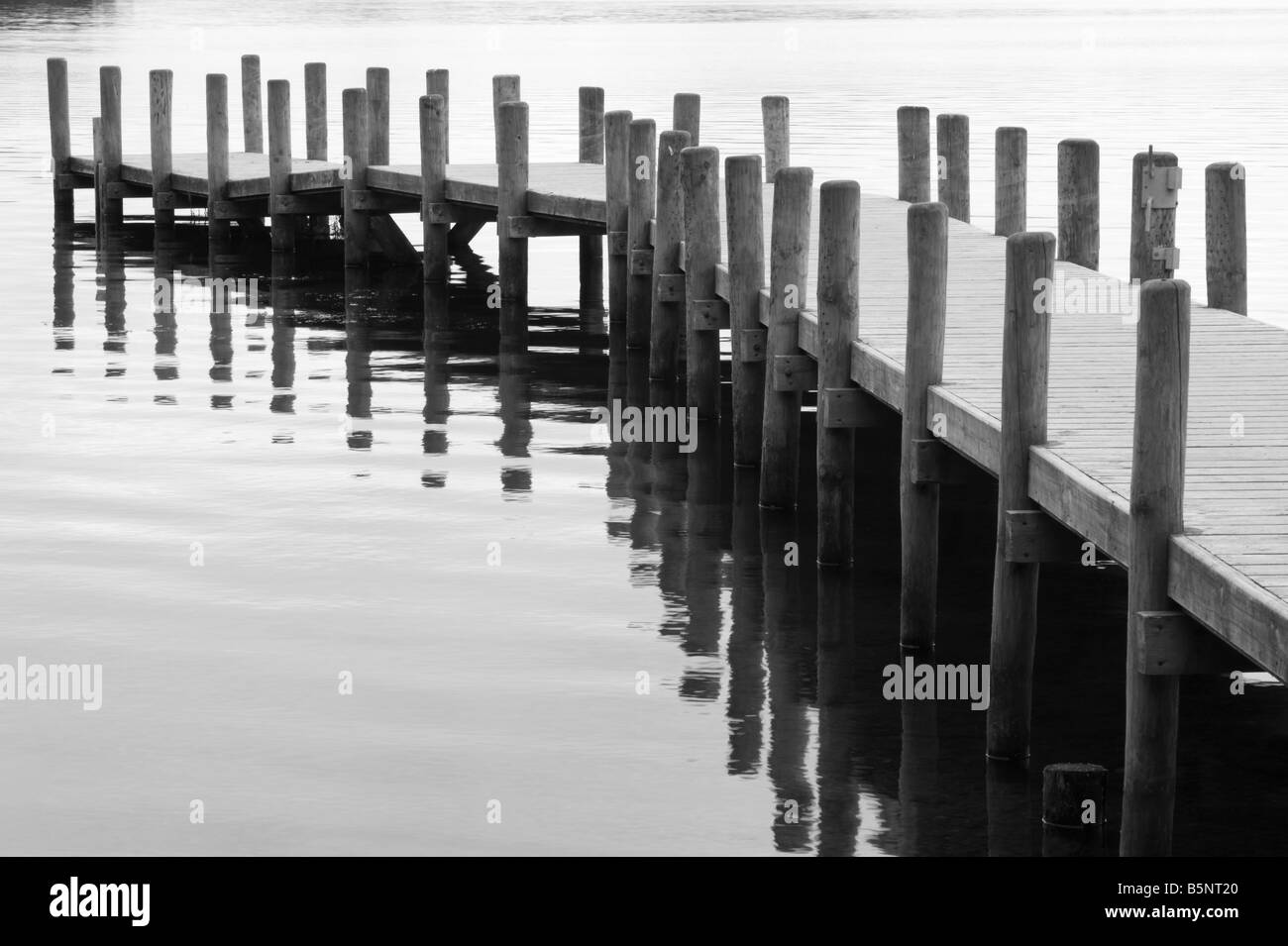 I pontili e laghi ... questo molo con un attorcigliamento è più interessante la maggior parte nel distretto del lago. Foto Stock