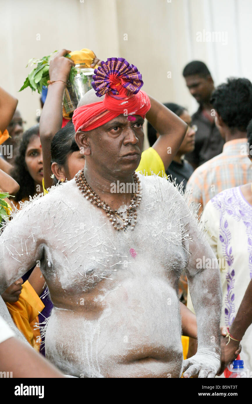 Hindu penitente con molti aghi piercing sul corpo, thaipusam festival,  Grotte Batu, Malaysia Foto stock - Alamy
