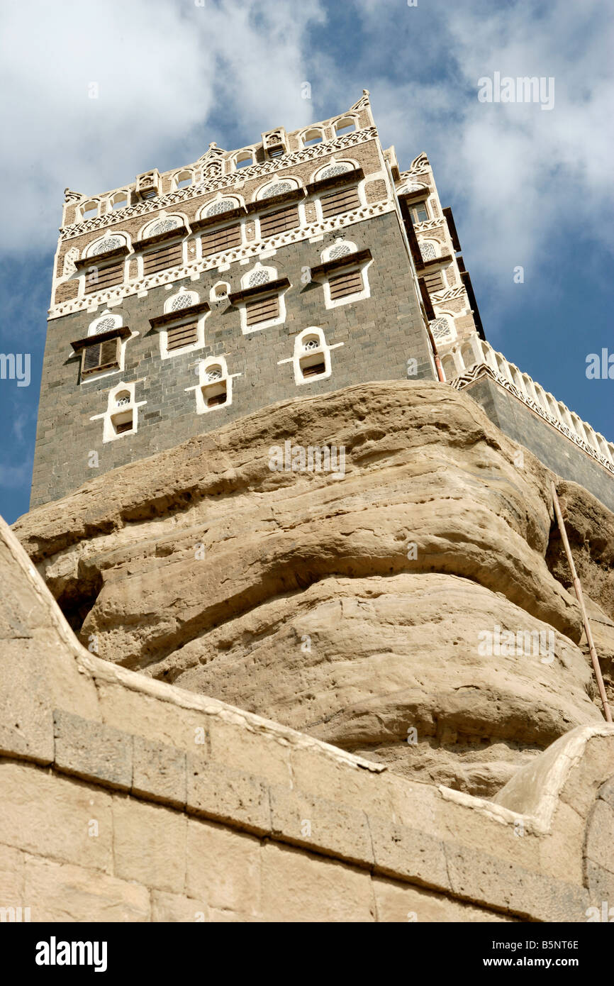 Il Palazzo di roccia o Dar al Hajar situato a Wadi Dhahr vicino a Sana a Yemen Foto Stock