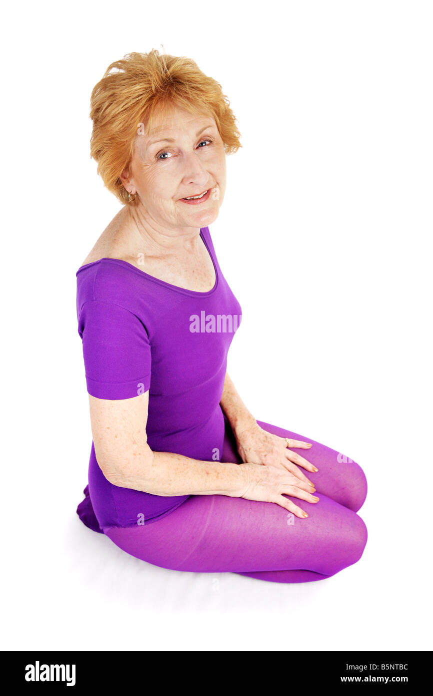 Un bellissimo anno settanta vecchia donna in ginocchio in suo allenamento vestiti sfondo bianco Foto Stock Un bellissimo anno settanta vecchia donna in ginocchio in suo allenamento vestiti sfondo bianco Foto Stock